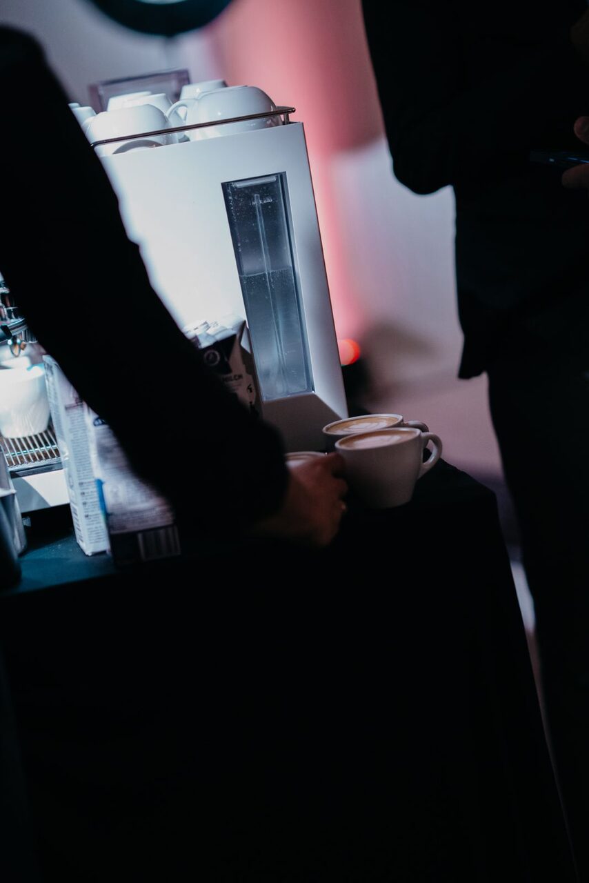 Barista-Schulung an einer Espressomaschine im Betrieb