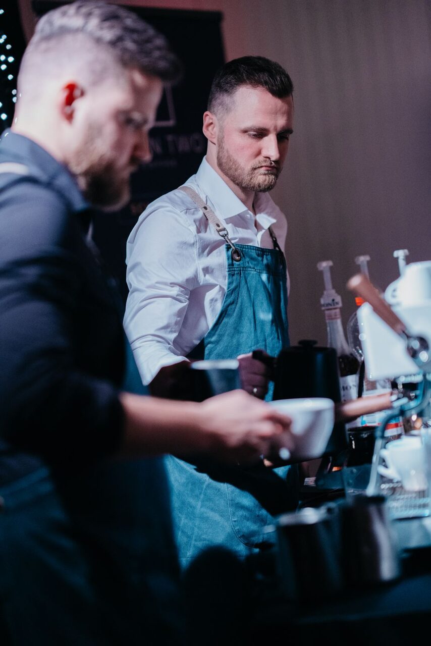 Barista-Handwerk an der Espressomaschine